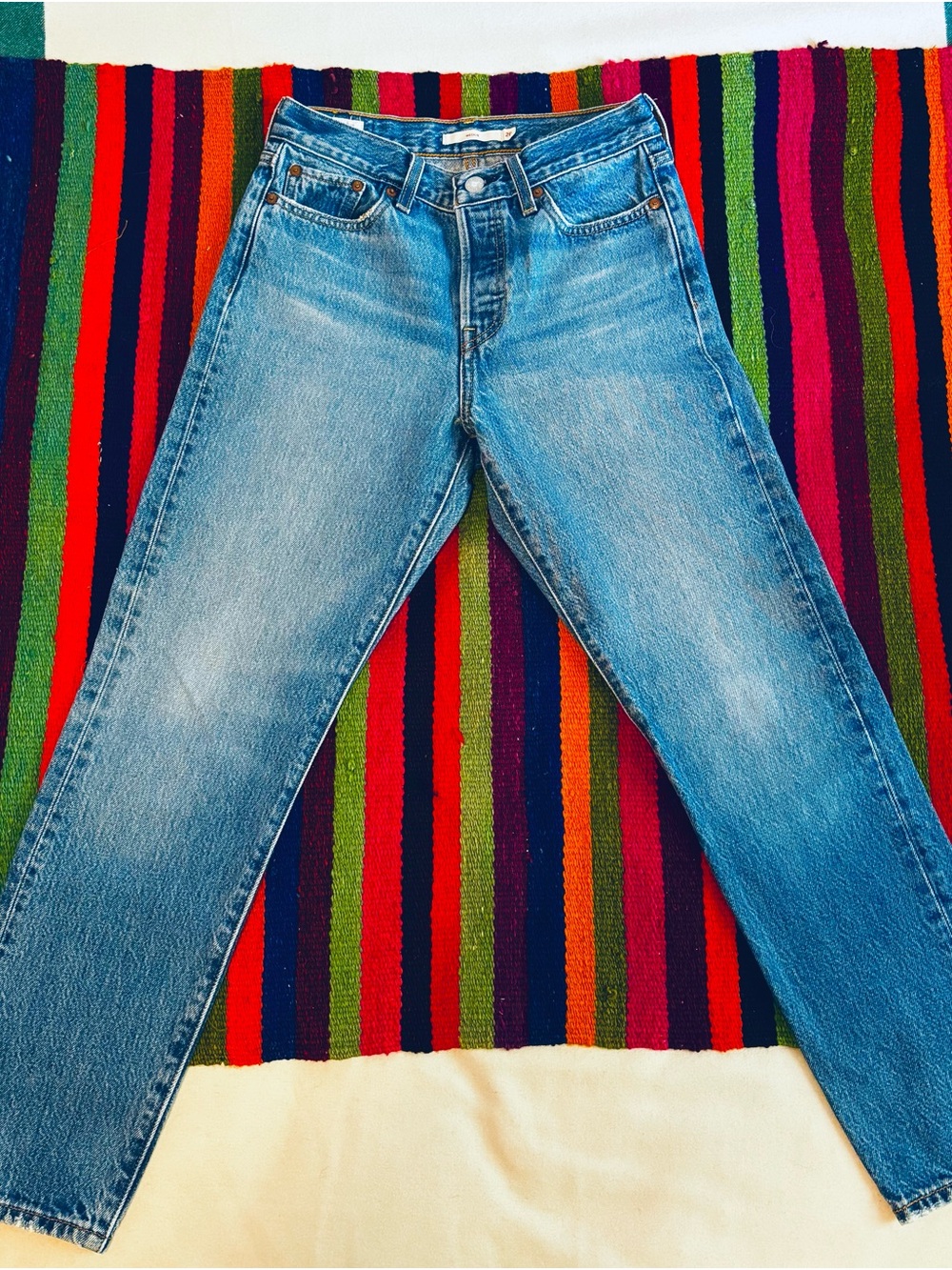 PREMIUM Levi's-vintage wash light blue wedgie style. Waste 26/Inseam 27